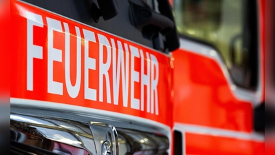  Die Löscharbeiten nach dem Kellerbrand dauerten am späten Abend noch an. (Symbolbild) (Foto: Soeren Stache/dpa)