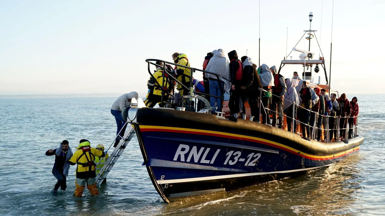 Die Migration der Flüchtlinge zwischen Großbritannien und Irland wird zunehmend zum Politikum zwischen den beiden Staaten. (Symbolbild) (Foto: Gareth Fuller/PA Wire/dpa)