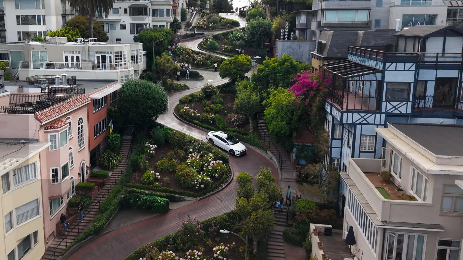 Geschätztes Geschlängel: Nicht wenige dürften auch nach San Francisco kommen, um einmal die Lombard Street zu befahren. (Foto: Mercedes Benz AG/dpa-tmn)