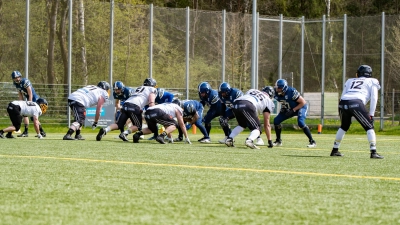 Das Hinspiel bei Dachau Thunder (dunkle Trikots) gewannen die Neustadt Falcons klar mit 26:6. Im Rückspiel am Sonntag soll wieder ein Sieg her. (Foto: Felix Kleinert)