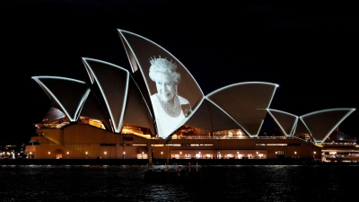 Das Opernhaus von Sydney ist mit einem Porträt von Königin Elizabeth II. illuminiert. (Foto: Mark Baker/AP/dpa)