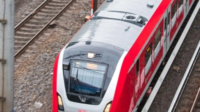 Eine Hamburger S-Bahn der Linie S21 fährt über ein Gleis. (Foto: Daniel Bockwoldt/dpa)