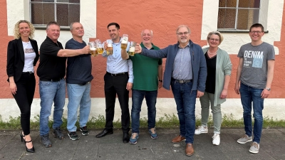 Nach der Besprechung wurde vor der Katharinenkirche auf eine schöne Kirchweih im Juli angestoßen (von links): Tanja Frank-Herzog, Gerhard Wagemann, Siegmund Kübler, Bürgermeister Sven Waidmann, Dietmar Kübler, zweiter Bürgermeister Bernd Kober, Simone Kübler und Thorsten Müller. (Foto: Markt Bechhofen/Susanne Kober)