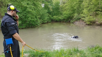 Taucher der Polizei fanden in einem Weiher neben dem Tatort ein Gewehr. Vater und Sohn, beide mit Jagdschein, hatten zwei Gewehre von Ludwigsburg nach Burgbernheim mitgebracht. (Foto: Katrin Merklein)