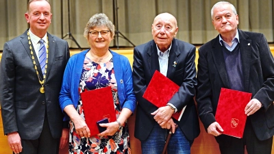 OB Thomas Deffner ehrte Adelheid Güllich, Walter Henne und Werner Finsterer mit dem Ansbacher Stadtsiegel von 1532 (von links). (Foto: Jim Albright)