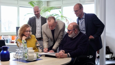 Bei der symbolischen Unterzeichnung des Mietvertrags für die Interimsspielstätte des Theaters (von links): Nadine Maurer, Patrick Peters, Thomas Deffner, Stefan Muschler und Martin Porzner (von links). (Foto: Thomas Wirth)