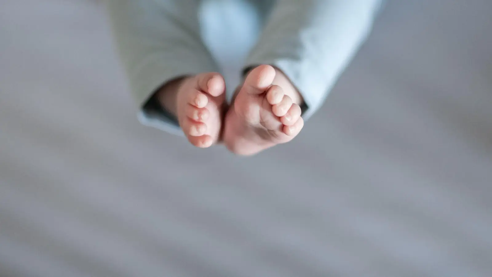 Ein privates Vaterschaftsgutachten kann unter bestimmten Voraussetzungen auch in einem Gerichtsverfahren verwendet werden. Maßgeblich ist, dass es nicht heimlich oder ohne Zustimmung der daran Beteiligten eingeholt wurde. (Foto: Fabian Strauch/dpa/dpa-tmn)