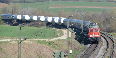 Der Castor-Transport (hier bei Treuchtlingen) rollte am Donnerstag durch Westmittelfranken. (Foto: Ina Brechenmacher)