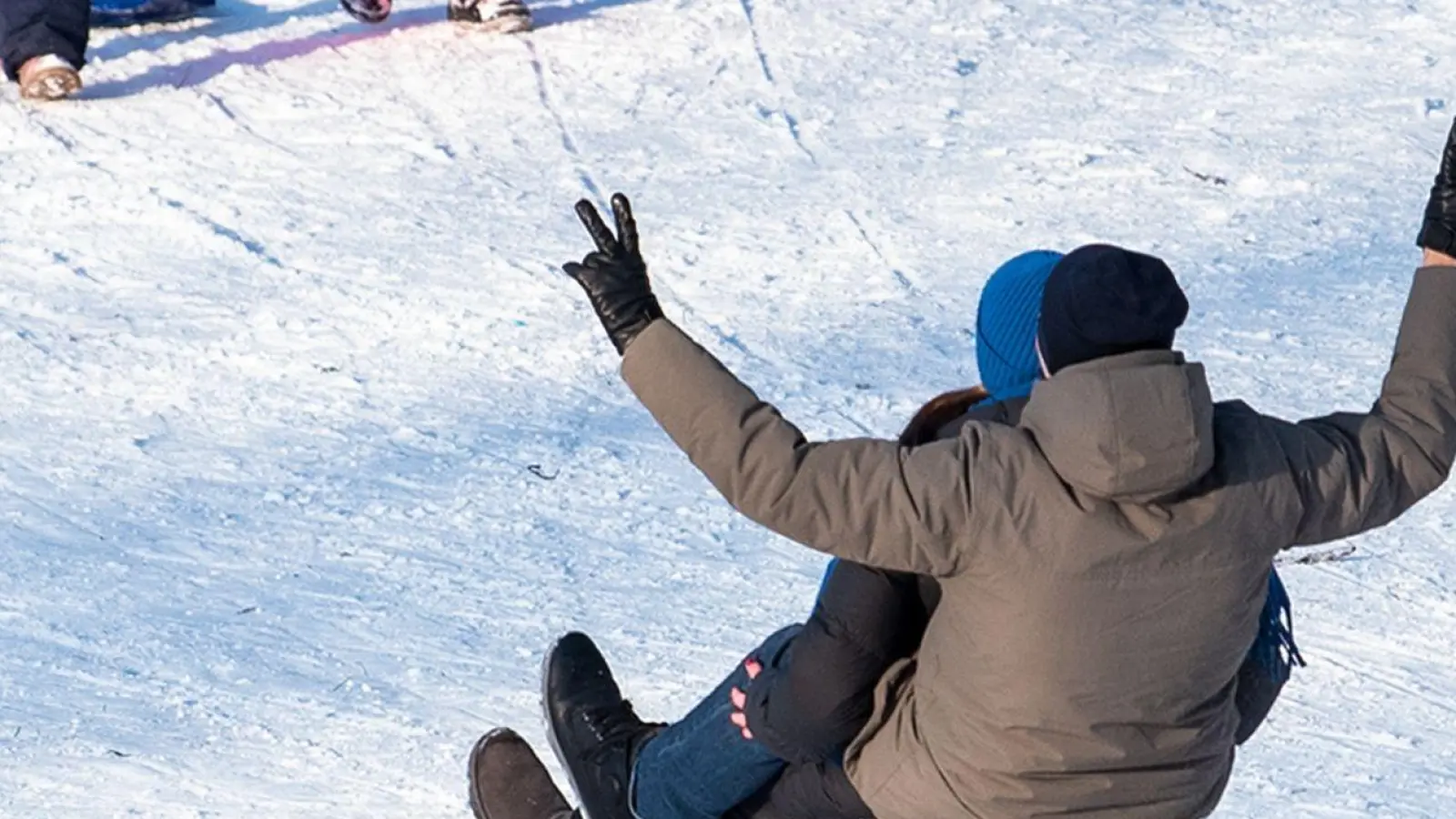 Wintersportler, die auf gemeinsam genutzten Wegen rodeln, müssen auf ihr Tempo achten. (Foto: Daniel Bockwoldt/dpa/dpa-tmn)