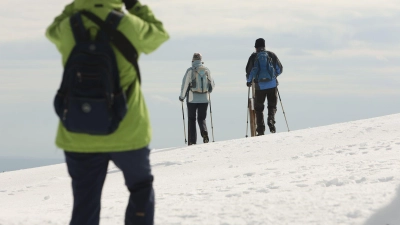 Sollen auch bei unwirschem Wetter warm und trocken halten: Outdoor-Hosen, -Jacken &amp; Co. (Foto: Matthias Bein/dpa/dpa-tmn)