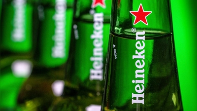 Heineken will nach eigenen Angaben jährlich 400 bis 500 Millionen Euro sparen. (Foto: J. David Ake/AP)