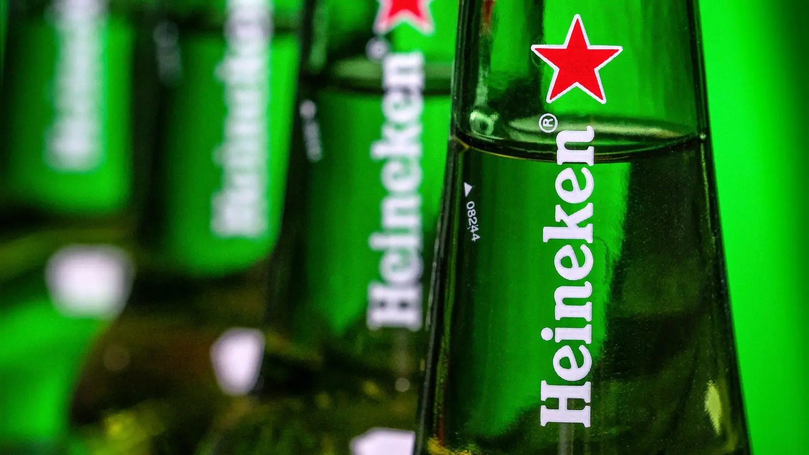 Heineken will nach eigenen Angaben jährlich 400 bis 500 Millionen Euro sparen. (Foto: J. David Ake/AP)