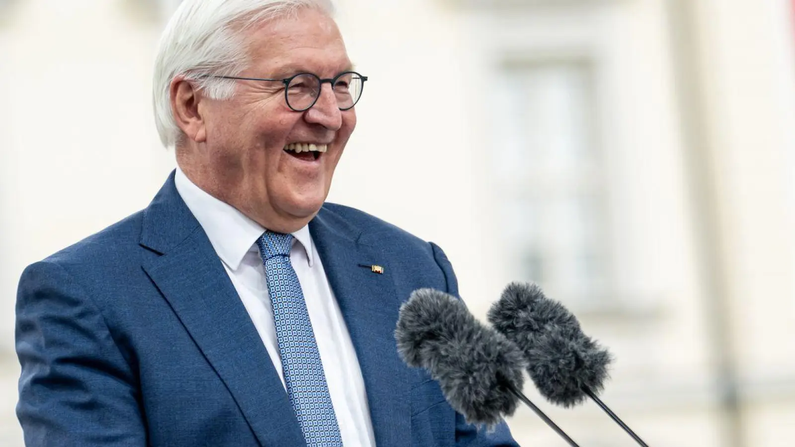 Bundespräsident Frank-Walter Steinmeier spricht im Park von Schloss Bellevue. (Foto: Fabian Sommer/dpa/Archivbild)