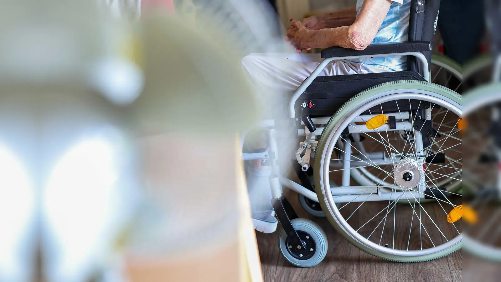 Eine Pflegeeinrichtung im Allgäu darf nun Kranke mit einem besonders hohen Pflegebedarf nicht mehr betreuen. (Symbolbild) (Foto: Christoph Reichwein/dpa)