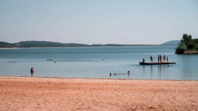 An einer Badeplattform wie dieser hat erneut ein Wels im Brombachsee einen Schwimmer gebissen. (Archivbild) (Foto: Daniel Vogl/dpa)
