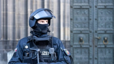 Vor dem Pontifikalamt im Kölner Dom zum Jahresabschluss mit Kardinal Woelki wird das Domumfeld von Einsatzkräften der Polizei mit Maschinenpistolen stark bewacht. (Foto: Thomas Banneyer/dpa)