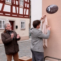 Sohn Florian und Vater Oskar Geidner enthüllten die Gedenktafel für Friedrich Dörr.  (Foto: Martin Stumpf)