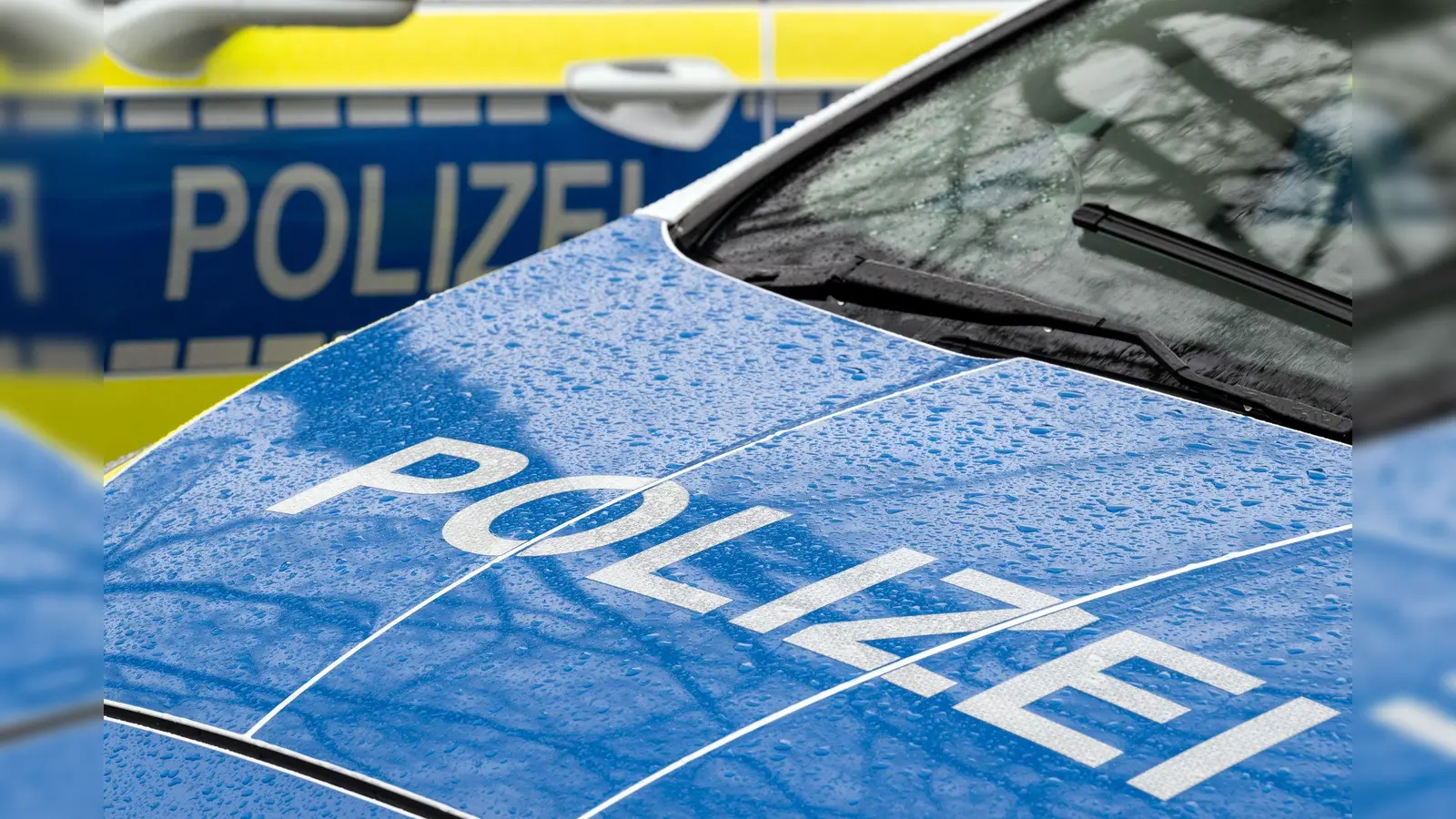 Ein 37-Jähriger hat in einer Bank in Kempten mit einem handgeschriebenen Zettel unbemerkt die Polizei alarmieren lassen. (Symbolbild) (Foto: Soeren Stache/dpa)