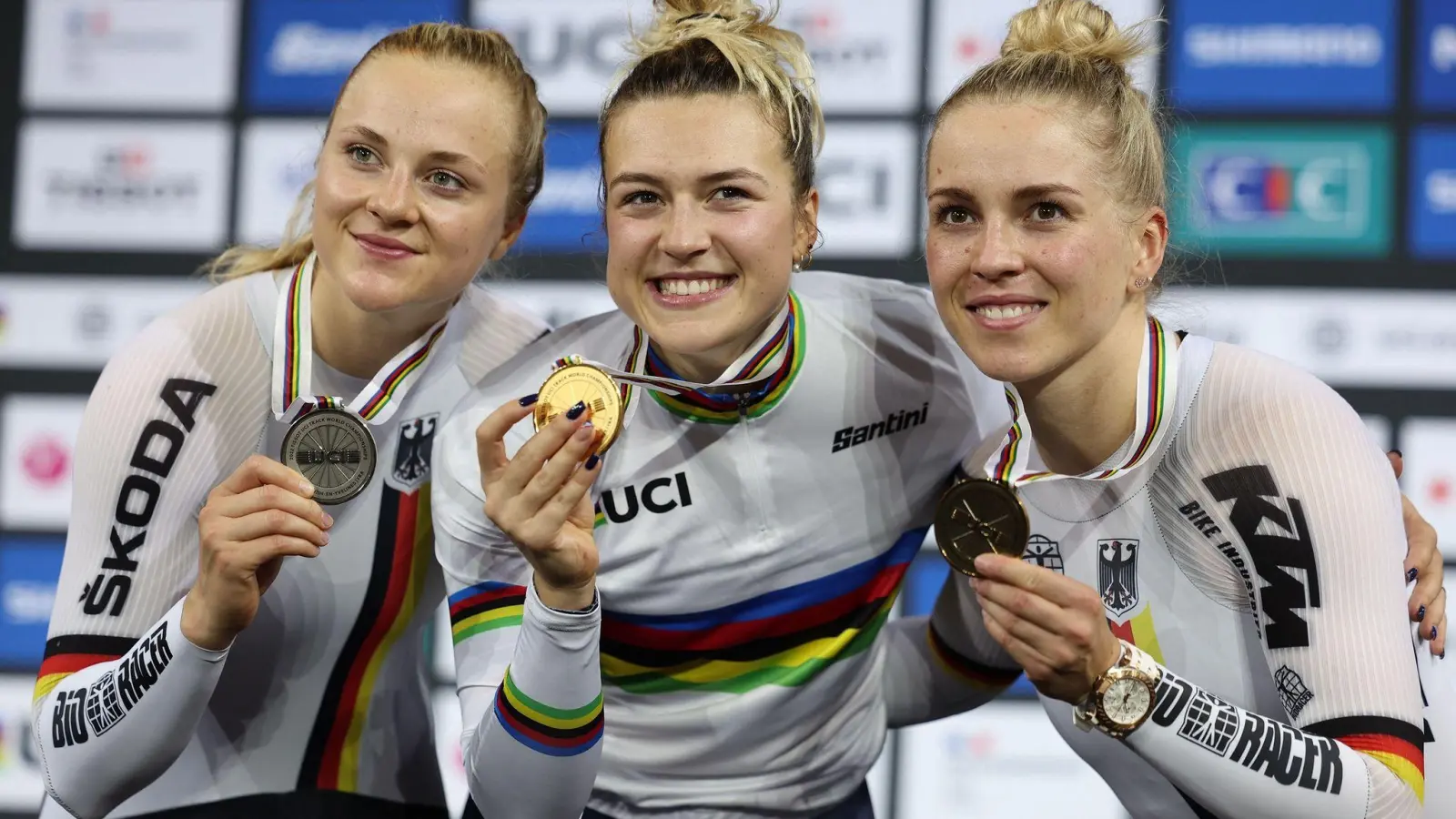 Mathilde Gros (M) gewann im Sprint Gold, Lea Sophie Friedrich (l) und Emma Hinze (r) holten Silber und Bronze. (Foto: Thomas Samson/AFP/dpa)