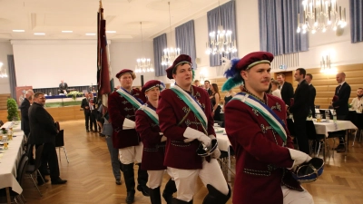 Das Foto zeigt den Festkommers der Landsmannschaft Frankonia in der alten Reithalle in Triesdorf, in dessen Rahmen Georg Müller, Geschäftsbereichsleiter strategische Warenwirtschaft bei der Privatmolkerei Bechtel, die Hochschule kritisierte.  (Foto: Alexander Biernoth)
