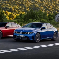 Benzin oder Strom: BMW bringt den elektrischen i3 (rechts) parallel zum 3er-Facelift, streicht aber künftig ein Modell aus dem Programm. (Foto: Fabian Kirchbauer/BMW AG/dpa-tmn)
