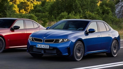 Benzin oder Strom: BMW bringt den elektrischen i3 (rechts) parallel zum 3er-Facelift, streicht aber künftig ein Modell aus dem Programm. (Foto: Fabian Kirchbauer/BMW AG/dpa-tmn)