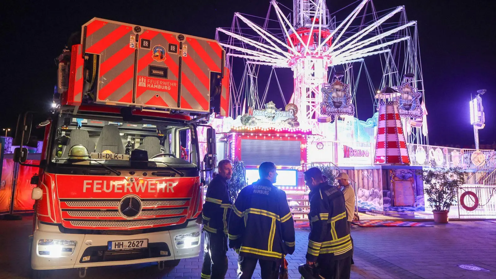 Das Kettenkarussell konnte ohne Eingreifen der Einsatzkräfte wieder auf den Boden zurückkehren. (Foto: Bodo Marks/dpa)