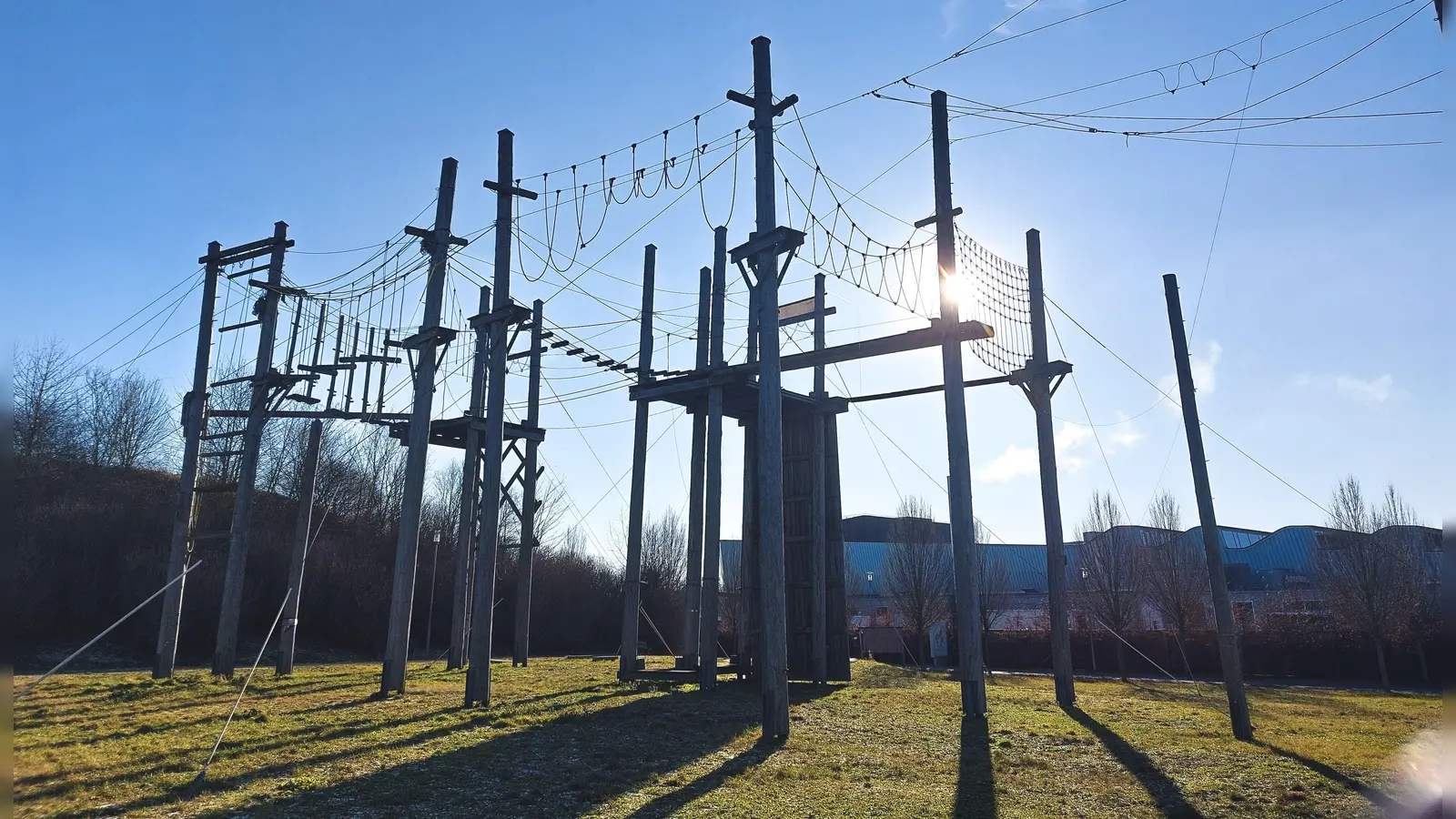 Da stand der Hochseilgarten noch aufrecht und war fast schon idyllisch in gleißendes Sonnenlicht getaucht. (Foto: Antonetta Schwesinger-Volkmar)