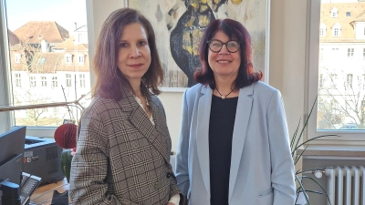 Justizpräsidentinnen unter sich: Gaby Hofmeier (Landgericht Ansbach; rechts) mit Beate Ehrt (Oberlandesgericht Nürnberg). (Foto: Andrea Walke)