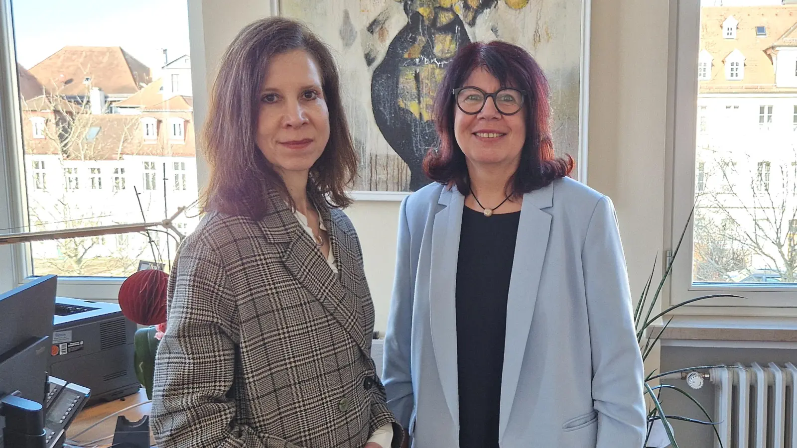 Justizpräsidentinnen unter sich: Gaby Hofmeier (Landgericht Ansbach; rechts) mit Beate Ehrt (Oberlandesgericht Nürnberg). (Foto: Andrea Walke)