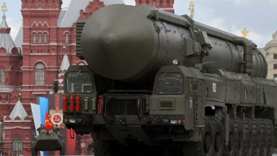 Russland zeigt in Sachen Atomwaffen die Muskeln: Hier rollt eine strategische Atomrakete vom Typ Topol-M bei einer Militärparade durch Moskau. (Archivbild) (Foto: Yuri Kochetkov/epa/dpa)