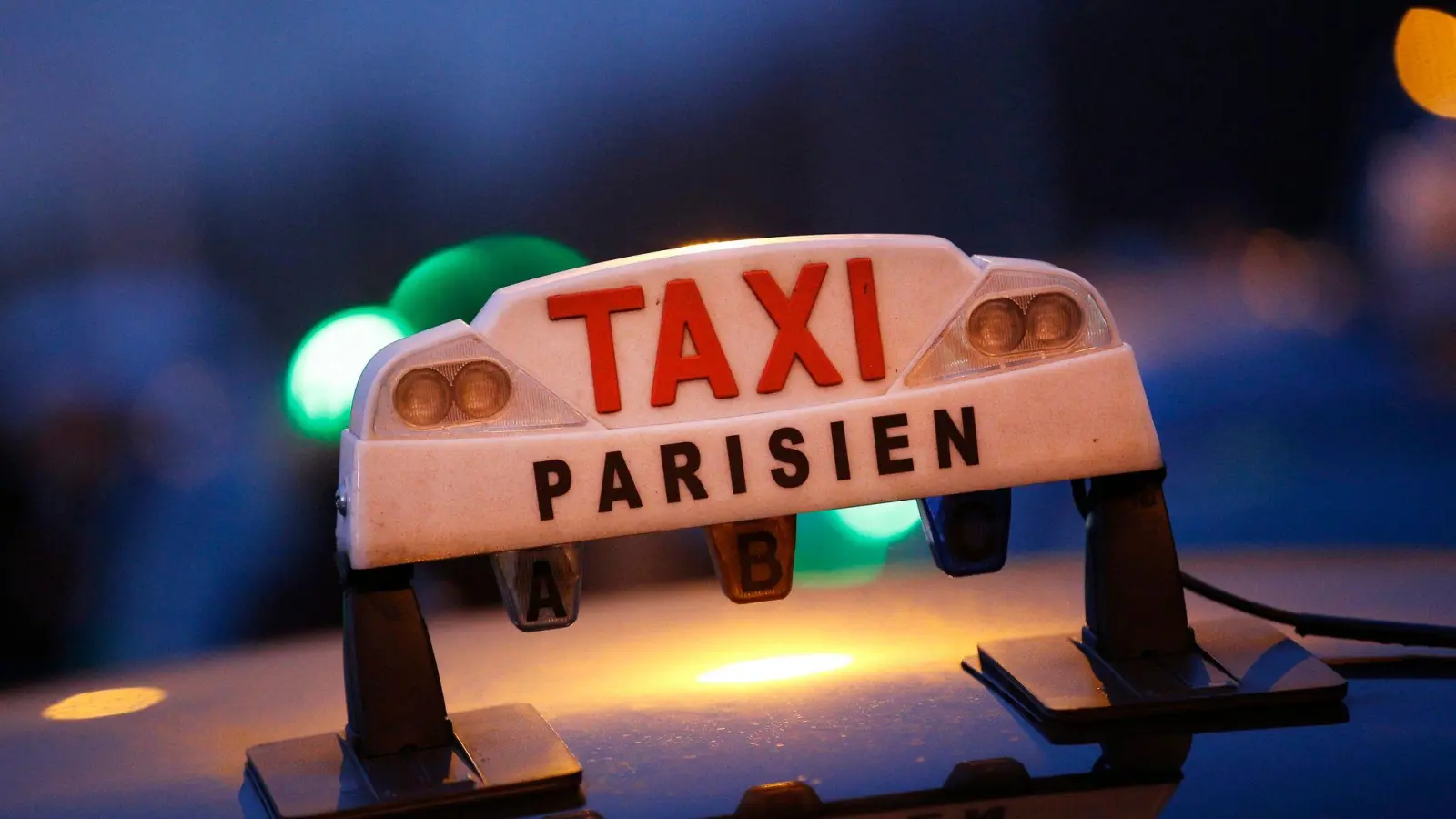 In Paris hat ein Taxifahrer zahlreiche Touristen übers Ohr gehauen. (Foto: Yoan Valat/EPA/dpa)