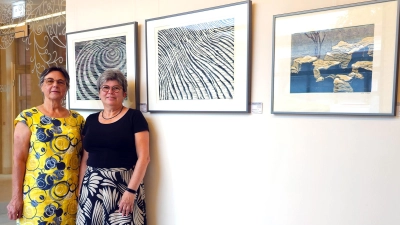 Margret Dietz (links) und Karin Reu motivieren sich beim Malen gerne gegenseitig. (Foto: Nicole Paskow)