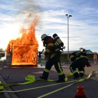Bei der dritten Langen Nacht der Feuerwehr Dietenhofen bildete die Fettbrandlöschung einen der Programm-Höhepunkte. Die Stichflamme schoss mehrere Meter in die Höhe. (Foto: Yvonne Neckermann)