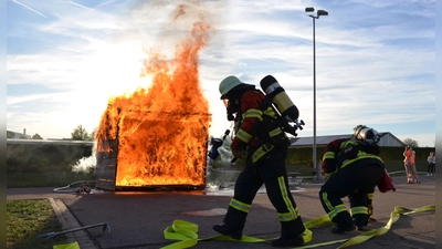 Bei der dritten Langen Nacht der Feuerwehr Dietenhofen bildete die Fettbrandlöschung einen der Programm-Höhepunkte. Die Stichflamme schoss mehrere Meter in die Höhe. (Foto: Yvonne Neckermann)