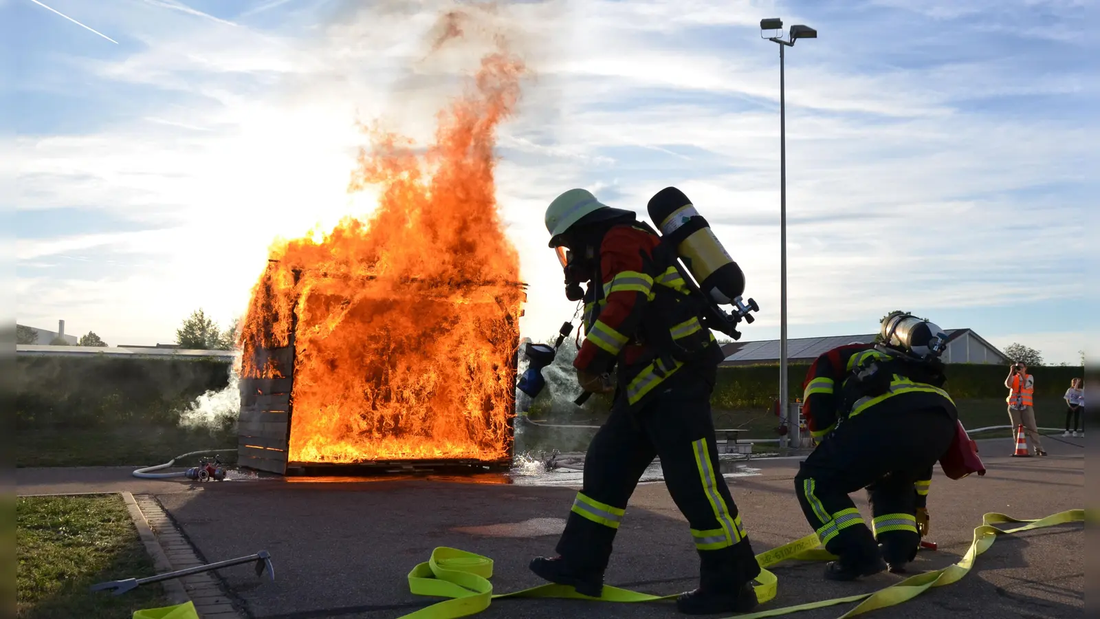 Bei der dritten Langen Nacht der Feuerwehr Dietenhofen bildete die Fettbrandlöschung einen der Programm-Höhepunkte. Die Stichflamme schoss mehrere Meter in die Höhe. (Foto: Yvonne Neckermann)
