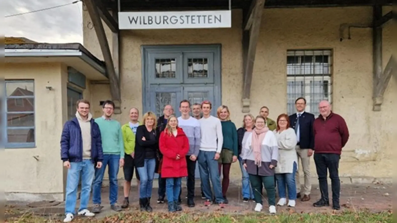 Das Treffen der Bahnreaktivierungsaktivisten fand am Wilburgstettener Bahnhof statt. (Foto: Mission Bahnstation)