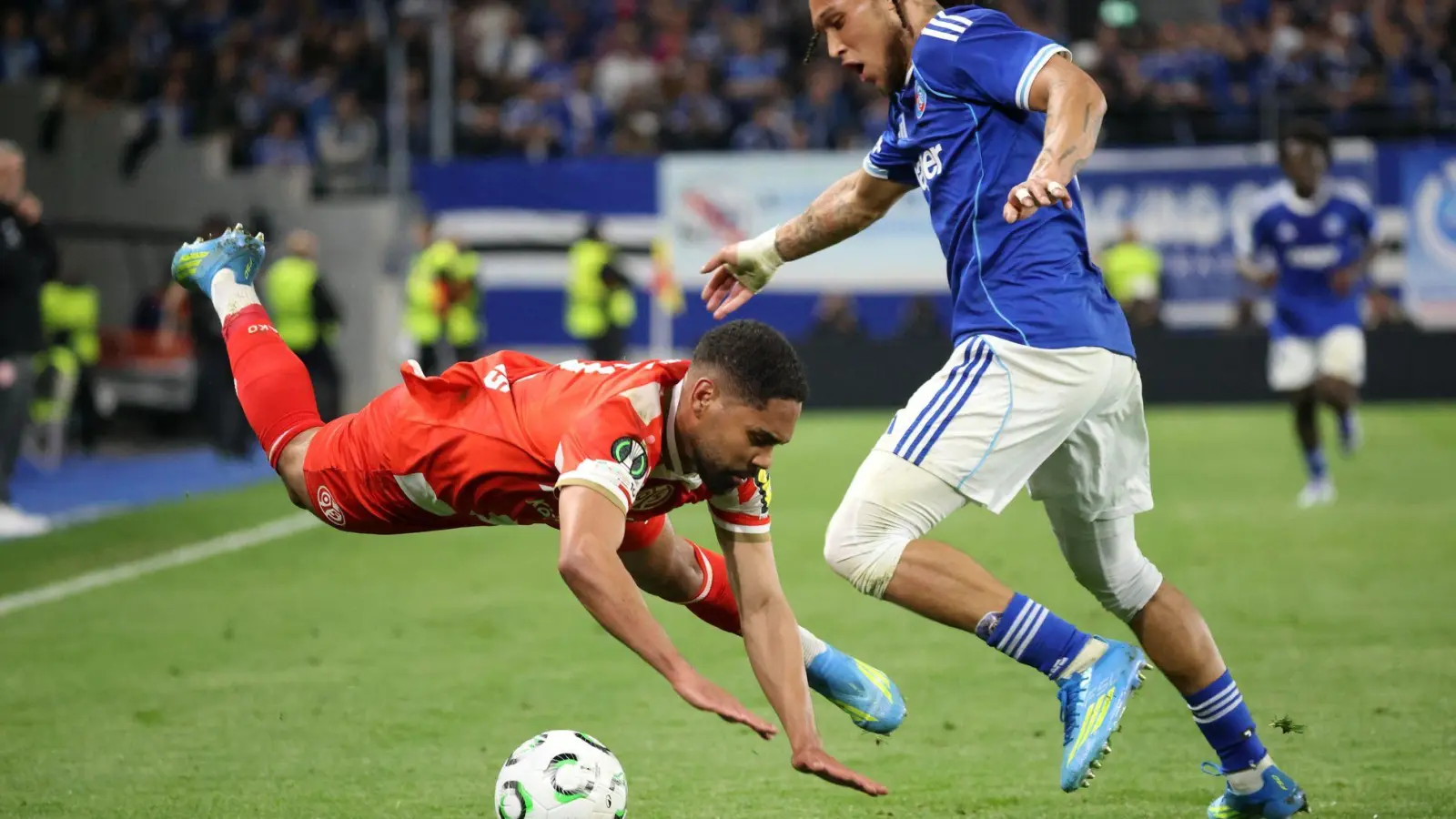 Bauchlandung für Phillipp Mwene in Straßburg. (Foto: Philipp von Ditfurth/dpa)