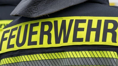 Der Baggerfahrer wurde bei dem Brand nicht verletzt. Die Polizei Rothenburg schätzt den entstandenen Sachschaden auf rund 25.000 Euro.  (Symbolbild: Daniel Vogl/dpa)