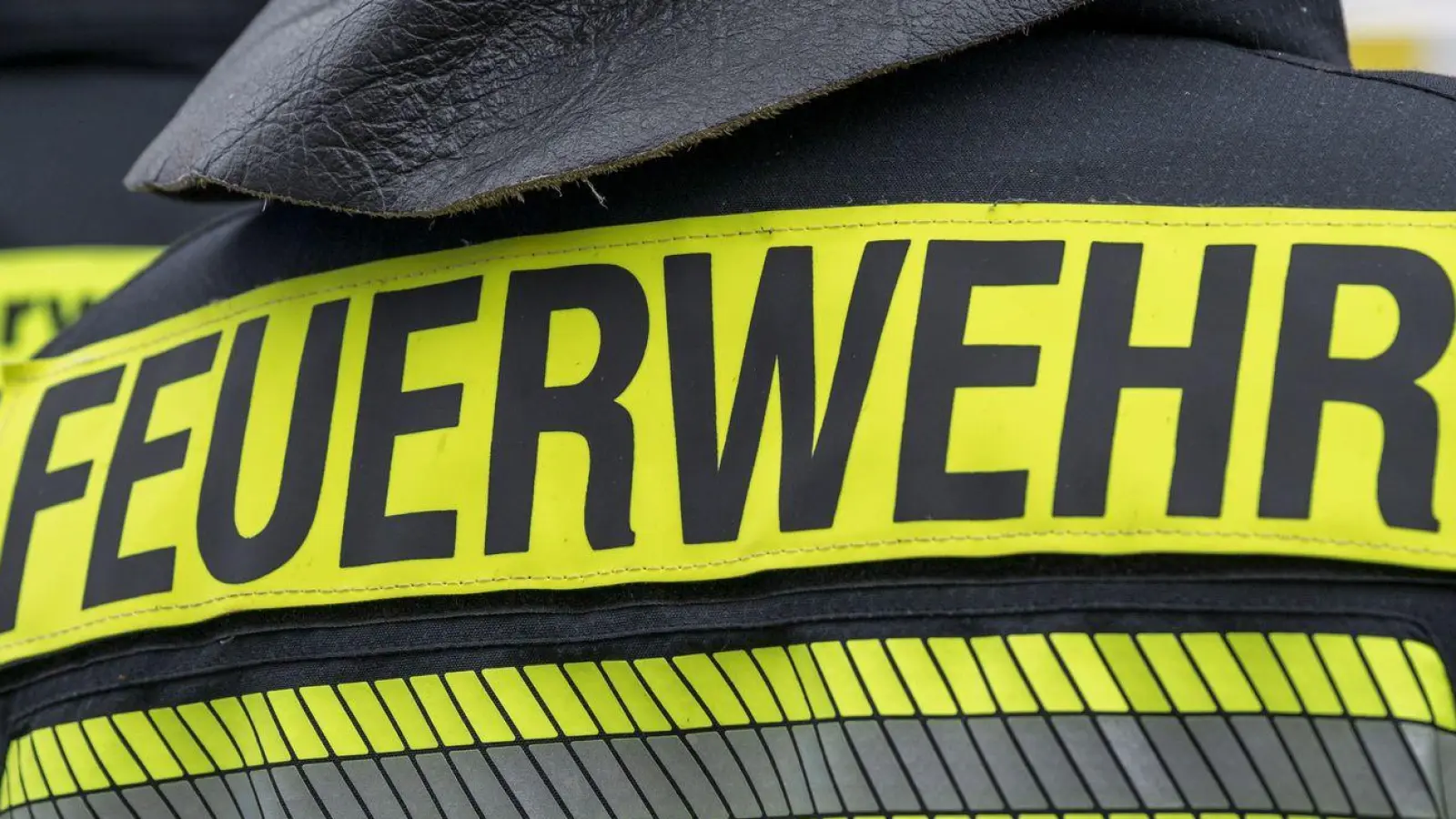 Die Feuerwehr war mit über 100 Einsatzkräften und rund 70 Fahrzeugen vor Ort. (Symbolbild) (Foto: Daniel Vogl/dpa)