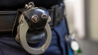 Die Polizei nahm die beiden Mädchen fest. (Symbolbild) (Foto: Peter Kneffel/dpa)