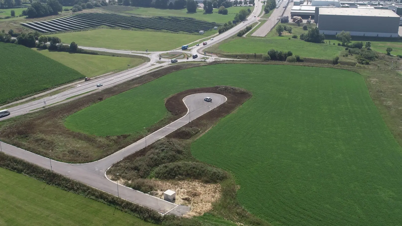 Das Industriegebiet Feuchtwangen-West II aus der Vogelperspektive: Auf Empfehlung des Bau- und Verkehrsausschusses soll der Stadtrat keine Bauleitplanung zur Erweiterung des Areals auf den Weg bringen. Die Fläche, um die es geht, liegt außerhalb dieses Bildausschnitts. (Foto: Stadt Feuchtwangen/Werner Tippmann)