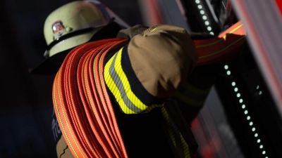 Die Feuerwehrleute retteten drei Menschen über die Drehleiter und kämpften gegen die Flammen. (Symbolbild) (Foto: Marijan Murat/dpa)