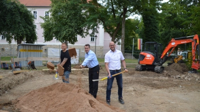 Hier beim Spatenstich für den Uffenheimer Musikpavillon noch ein Dreiergespann, bald bleiben nur noch zwei übrig: Stadtbaumeister Jürgen Hofmann (rechts) wird die Stadtverwaltung verlassen, Fachbereichsleiter Hochbau Viktor Scheider (links) bleibt, ebenso wie Bürgermeister Wolfgang Lampe. (Archivfoto: Johannes Zimmermann)