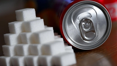 Die Zuckersteuer soll auf Getränke mit zugesetztem Zucker anfallen. (Illustration) (Foto: Sven Hoppe/dpa)