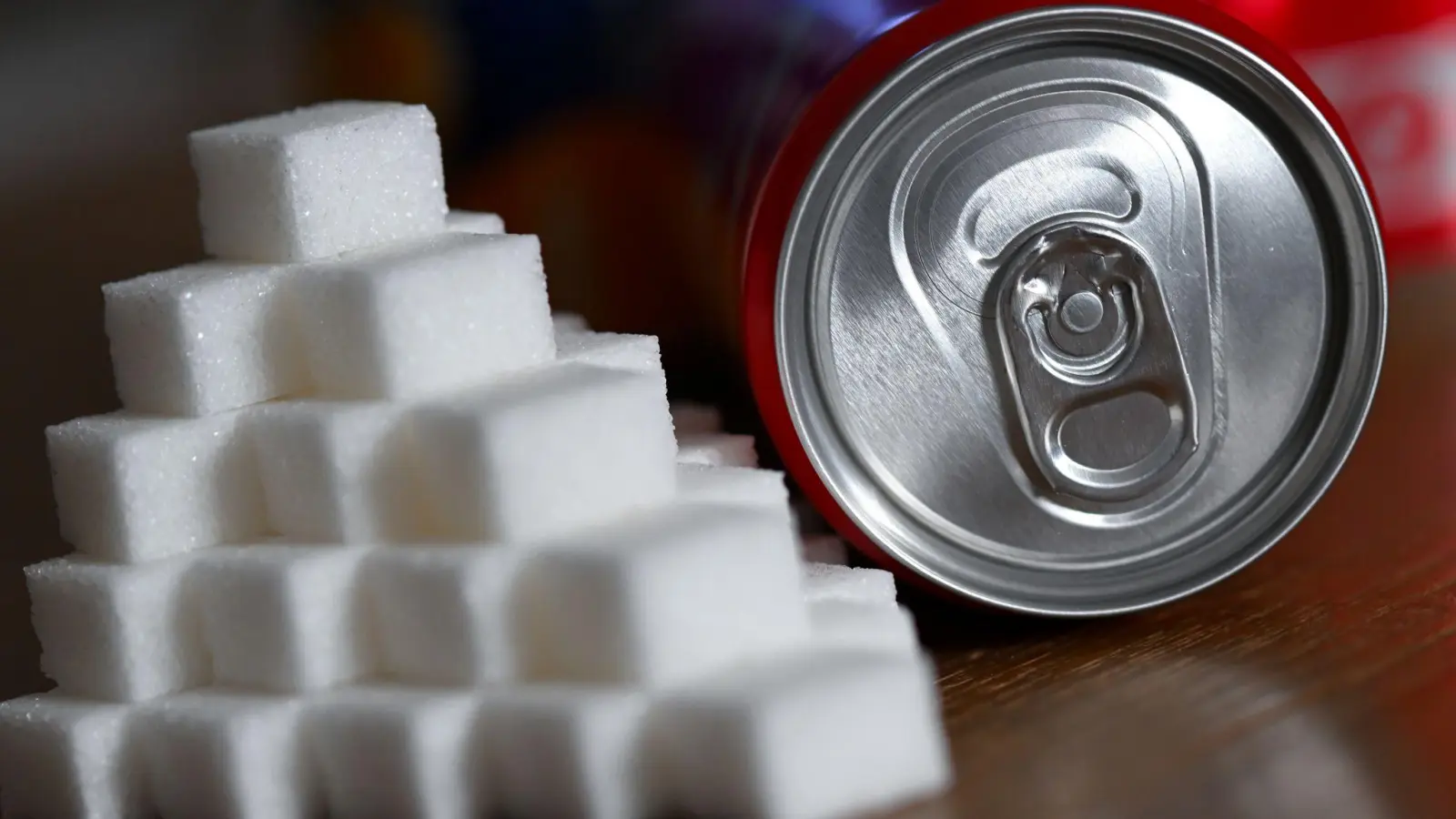 Die Zuckersteuer soll auf Getränke mit zugesetztem Zucker anfallen. (Illustration) (Foto: Sven Hoppe/dpa)