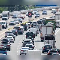 Am letzten Ferienwochenende drohen wieder Staus auf Bayerns Autobahnen. (Symbolbild) (Foto: Pia Bayer/dpa)