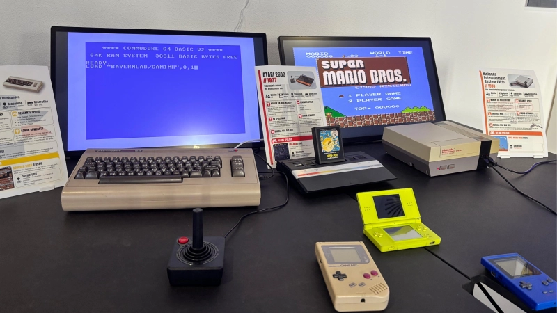 In der Sonderausstellung „Ga­ming im Wan­del der Zeit” können Besuchende alte Retro-Spiele an den Konsolen spielen.  (Foto: Nicole Gunkel)