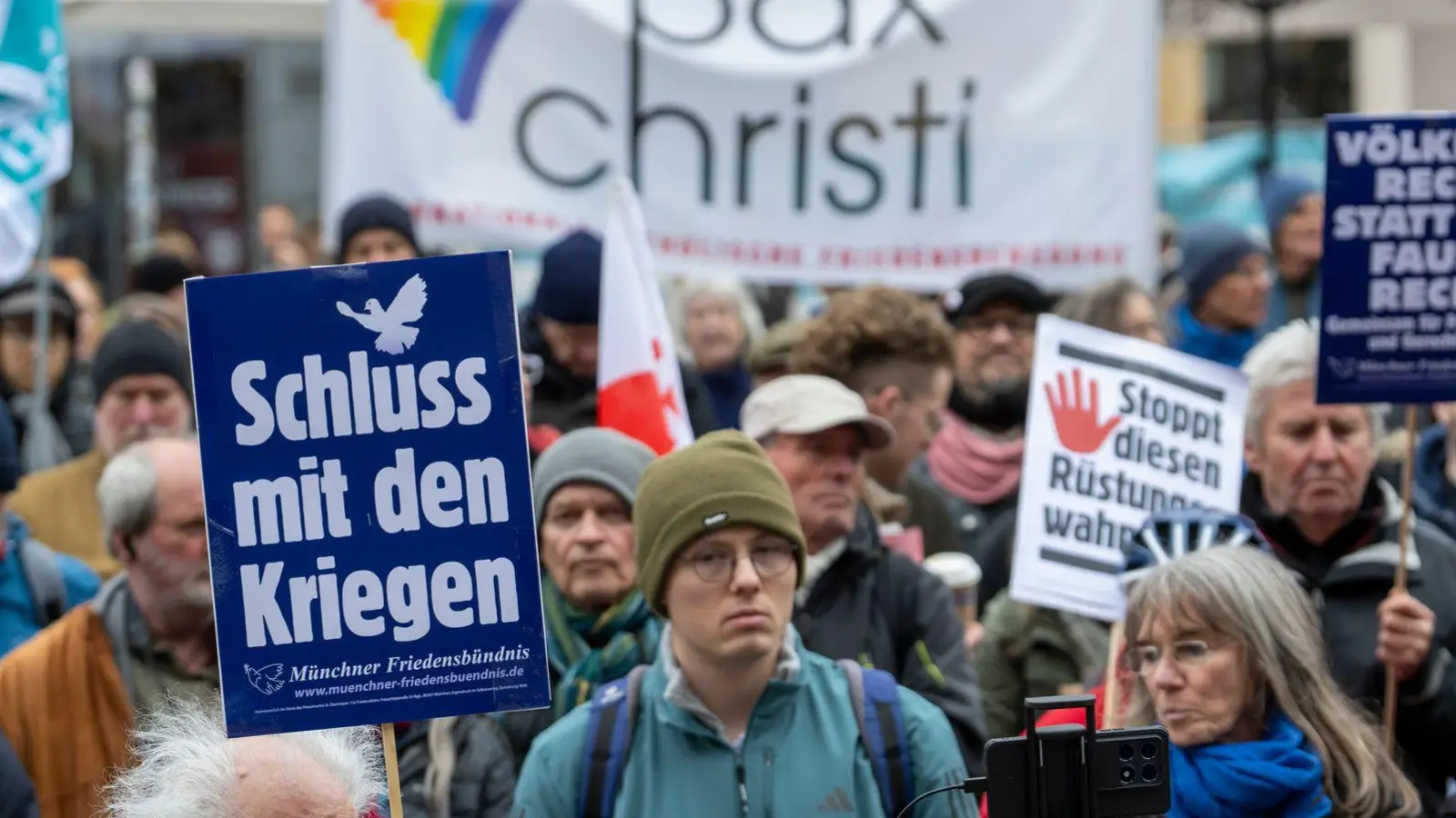 Jung und Alt haben sich heute bei der Kundgebung zum Ostermarsch auf dem Münchner Marienplatz versammelt. (Foto: Stefan Puchner//dpa)