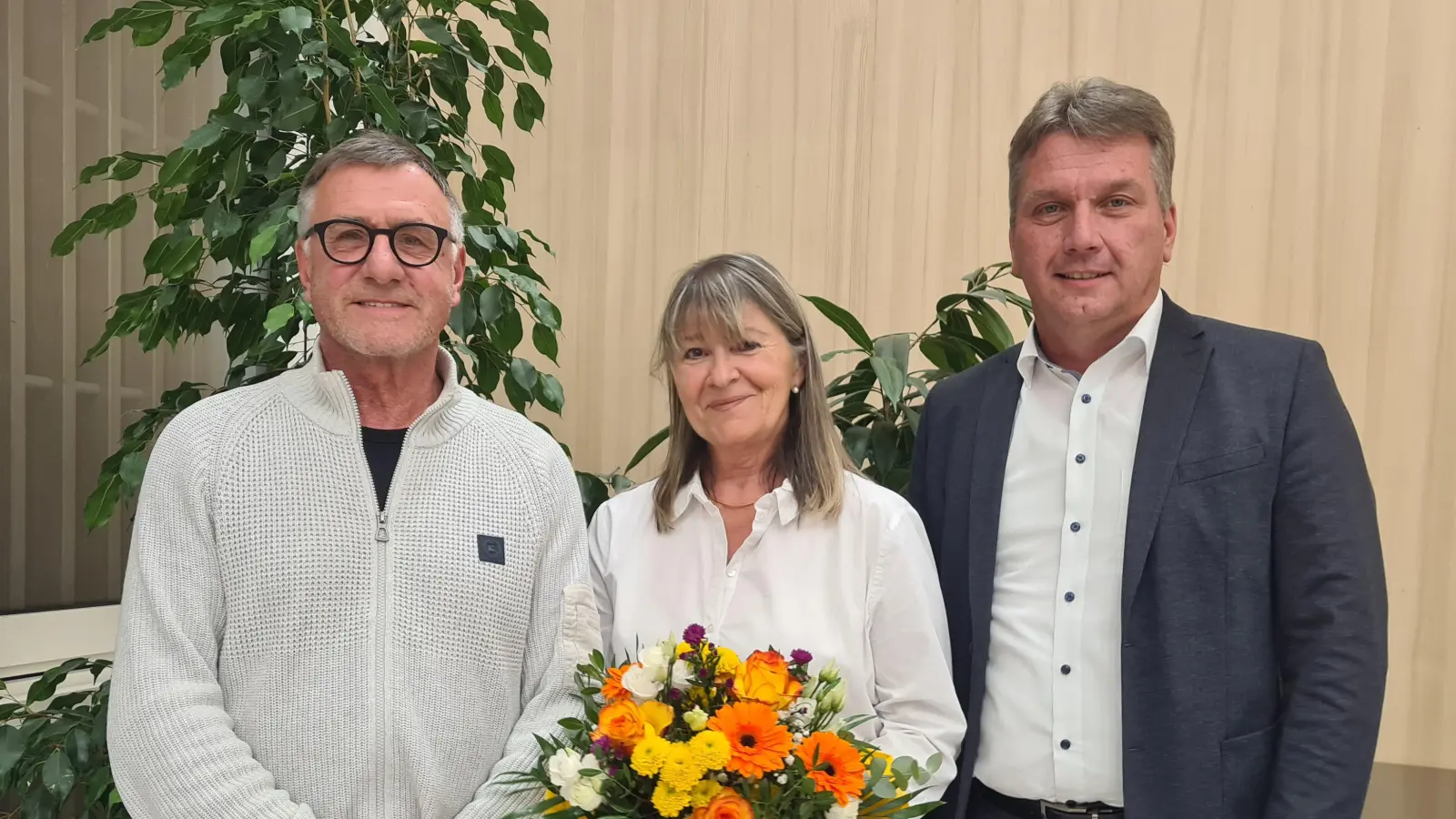 Burgbernheims Bürgermeister Matthias Schwarz (rechts) zollte Stadtgärtner Ernst Grefig und dessen Frau Sabine seinen Dank. (Foto: Anna Franck)
